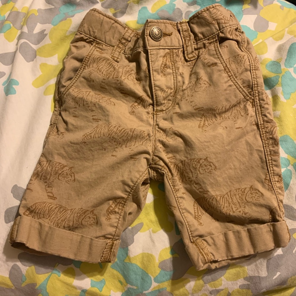 Old Navy Baby Boy khaki Tiger print short 18-24m